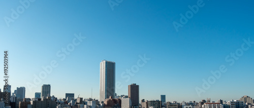 快晴の青空と都市