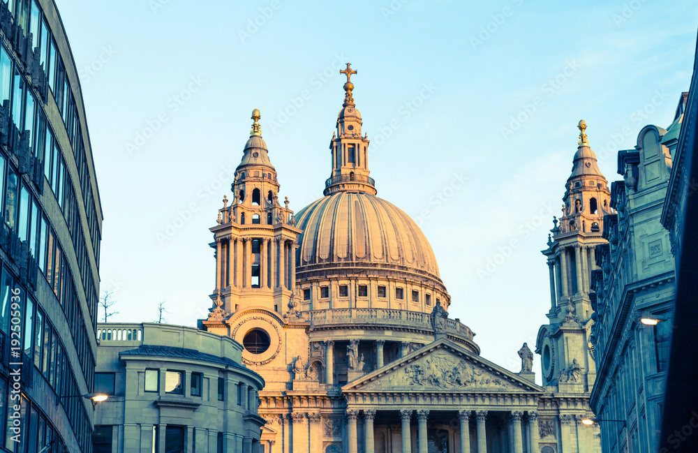 St Paul’s Cathedral London mit blauem Himmel