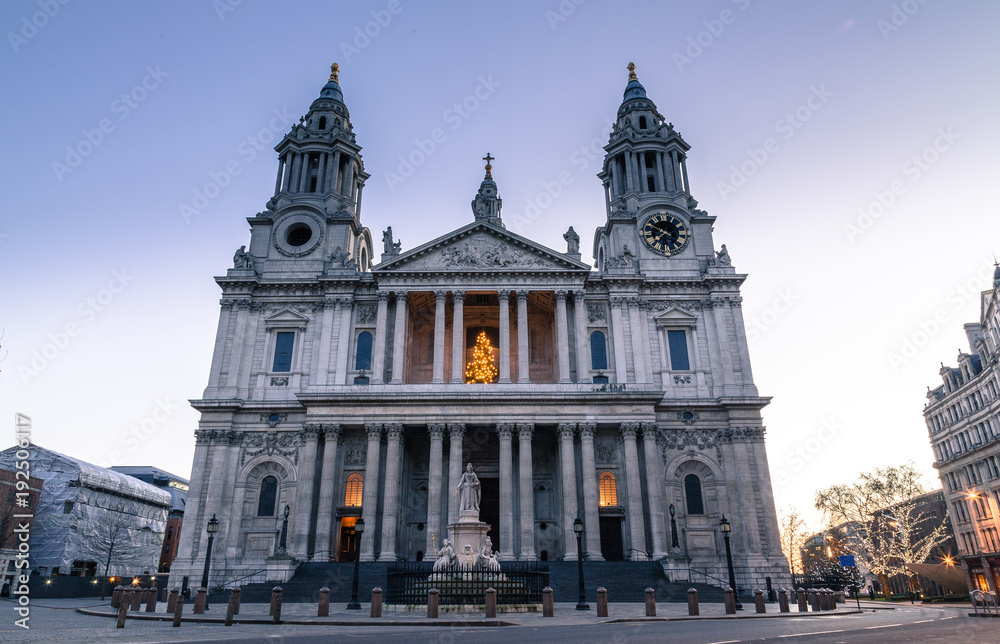 St Paul’s Cathedral London bei Dämmerung