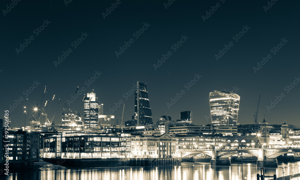 London Skyline und Themse bei Nacht
