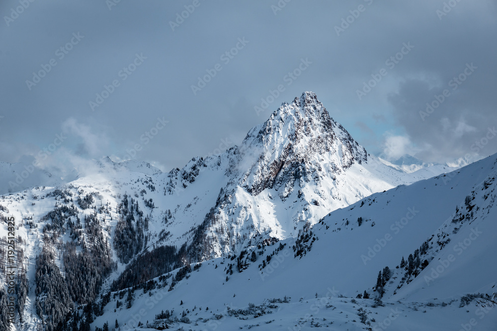 Obraz premium Gipfel leuchtet im Gebirge mit Schnee im Winter