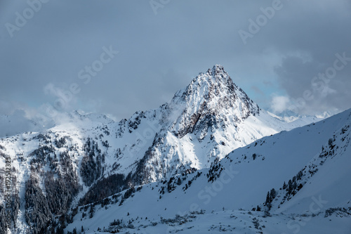 Gipfel leuchtet im Gebirge mit Schnee im Winter