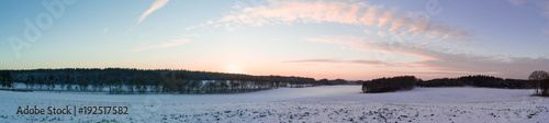 Kulturlandschaft im Winter, schneebedeckter Acker und Wald, Panorama
