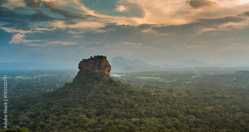 Fototapeta premium Sigiriya Lion Rock twierdza. Widok z Pidurangala Rock.Sri Lanka