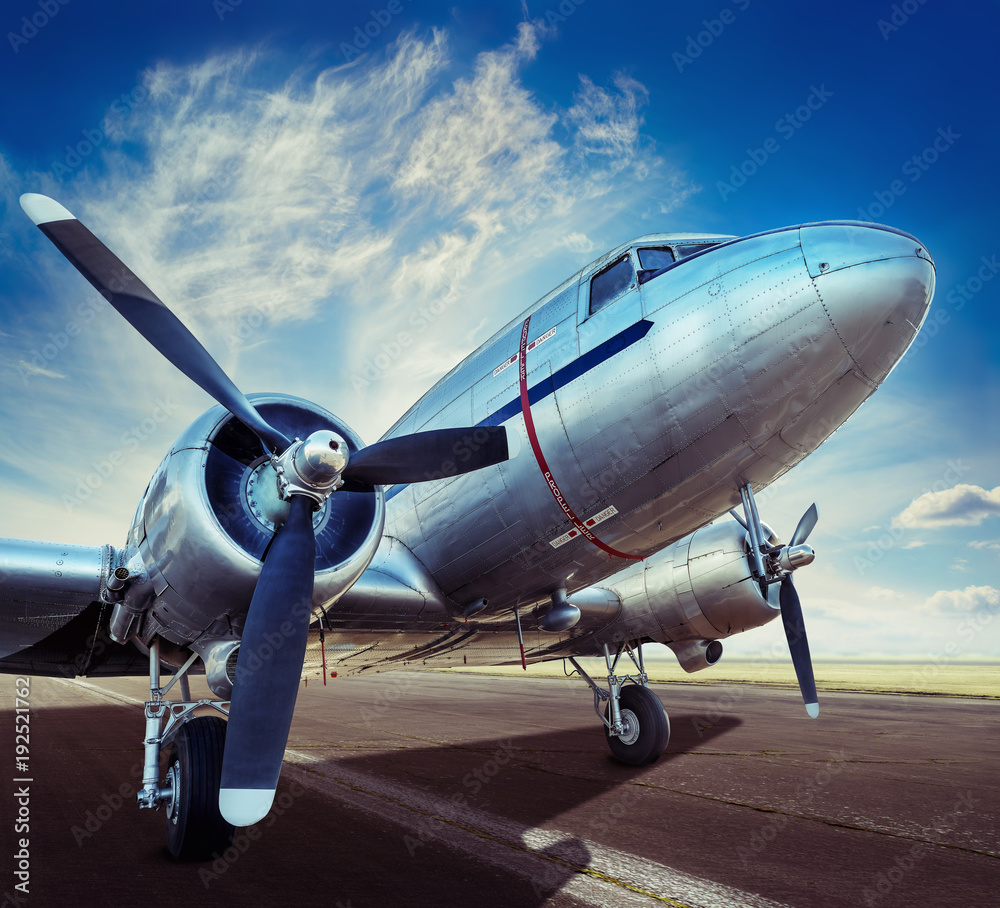 Fototapeta premium historyczny samolot na pasie startowym