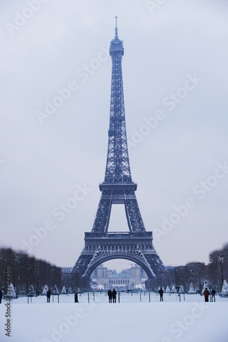 Fototapeta Naklejka Na Ścianę i Meble -  2018 Eiffel tower under Snow
