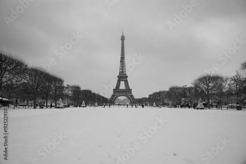 Fototapeta Naklejka Na Ścianę i Meble -  full snow eiffel tower in panorama