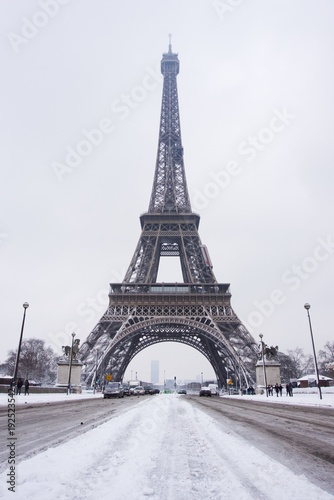 Fototapeta Naklejka Na Ścianę i Meble -  The Eiffel Tower from the Trocadero Bridge under snow