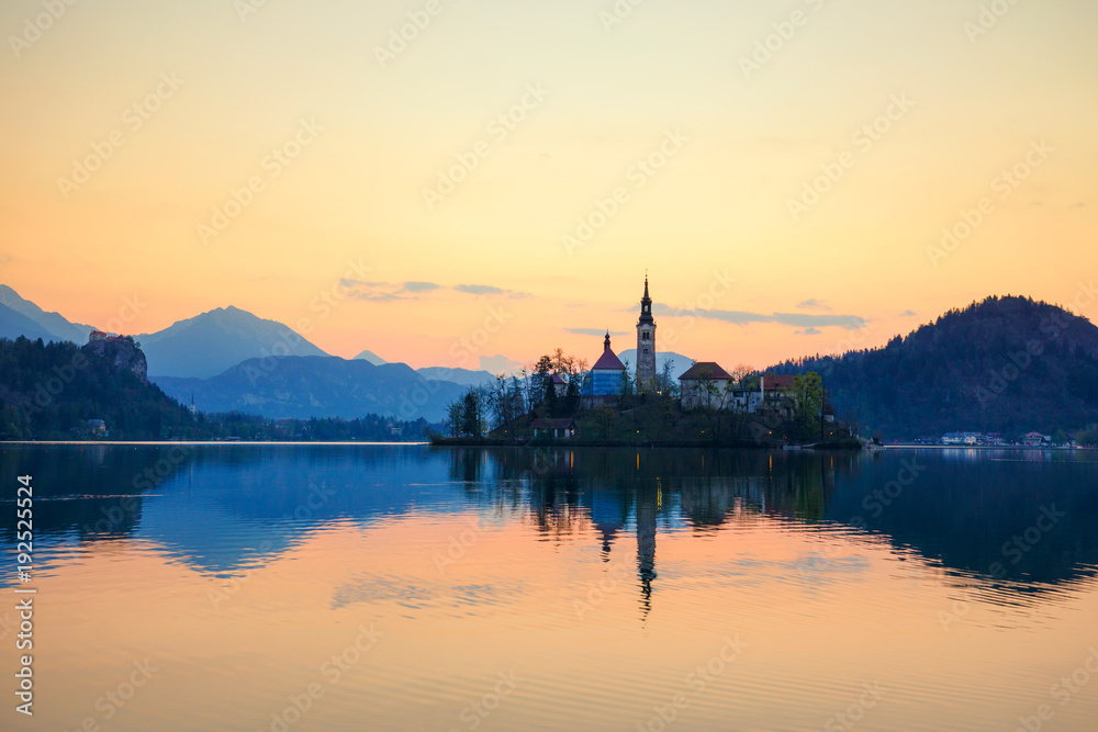Naklejka premium Amazing sunrise at the lake Bled