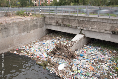 rifiuti di plastica in un canale