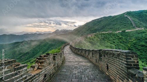 China, Peking, Wanderung auf der Chinesischen Mauer, Langer Weg der Chineischen Mauer unter grauer Wolkendecke photo