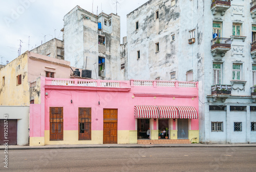 Kuba, Havanna, Rosa Fassade eines Hauses, Cafe photo