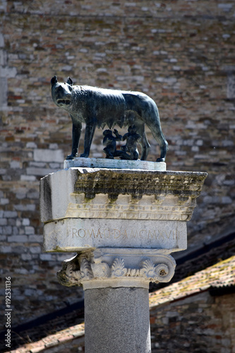 Aquileia Friuli Venezia Giulia Italia Lupa capitolina Luperca הזאבה הקפיטולינית Capitoline Wolf Loba Kapitolinische Wölfin Wilczyca Capitoliumi kapitolińska لوبا كابيتولينا Капитолийская волчица  photo