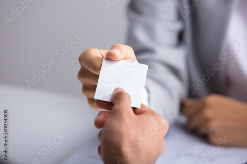 Foto Businessperson Giving Card To Partner
