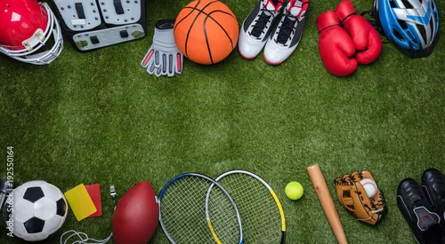 Obraz Różne urządzenia sportowe na trawie