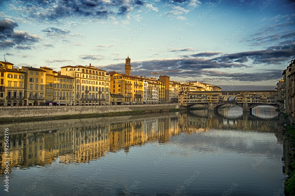 Il ponte Vecchio sull'Arno a Firenze, fotografato al tramonto