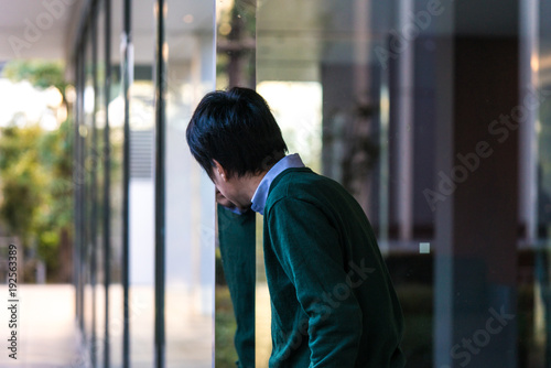 隠れて様子を伺うビジネスマン Stock 写真 Adobe Stock