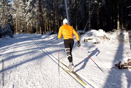 Skifahrer in Winterlandschaft, Rennsteig, Thüringen, Jacke orange 1