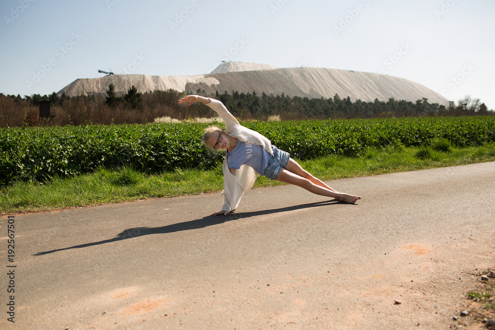 Obraz premium Yoga Planke auf dem Land 