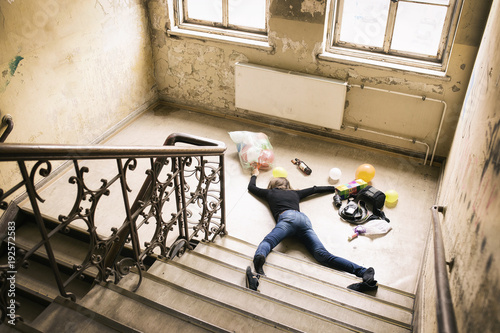 Frau hat Unfall auf Treppe photo