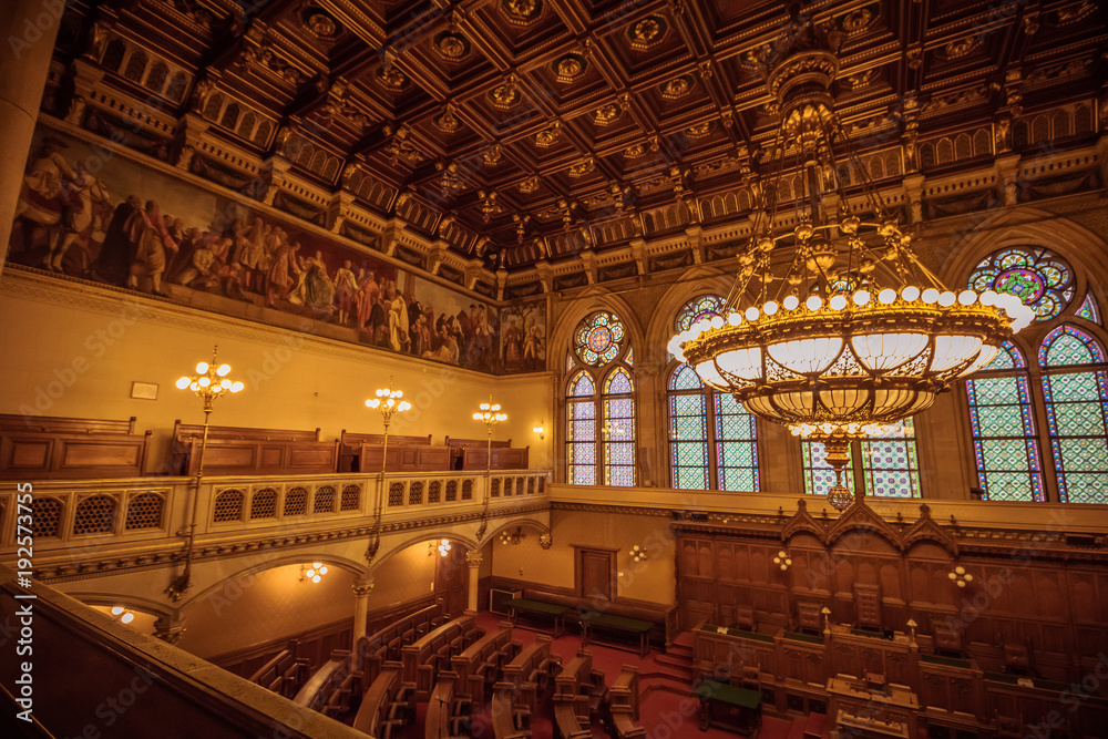 Fototapeta premium Gemeinderatssitzungssaal im Wiener Rathaus in Wien, Österreich