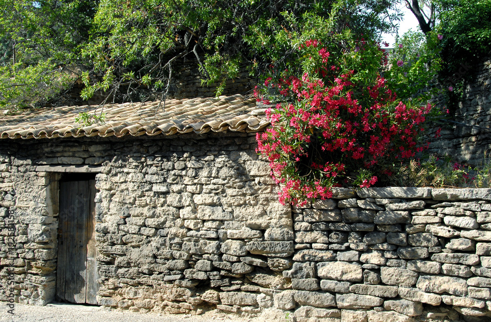 Gordes (Vaucluse) Mur de pierres sèches à l'entrée du village, Luberon, ProvenceFrance Gordes (Vaucluse) Mur de pierres sèches à l'entrée du village, Luberon, ProvenceFrance