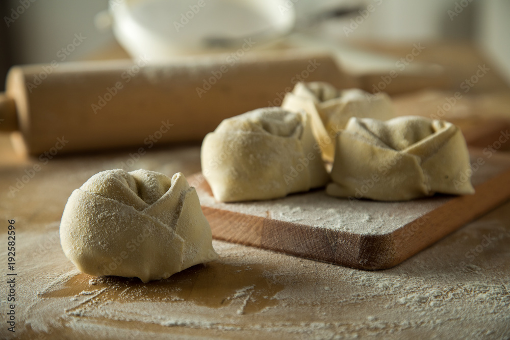 Frische Tortelloni Pasta auf Holz Brett Frische Tortelloni Pasta auf Holz Brett