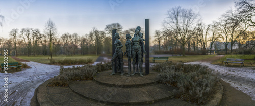 Sonnenaufgang über dem Friedenspark Leipzig photo