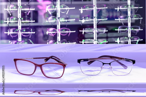 Piękne okulary na półce w salonie optycznym, fiolet.