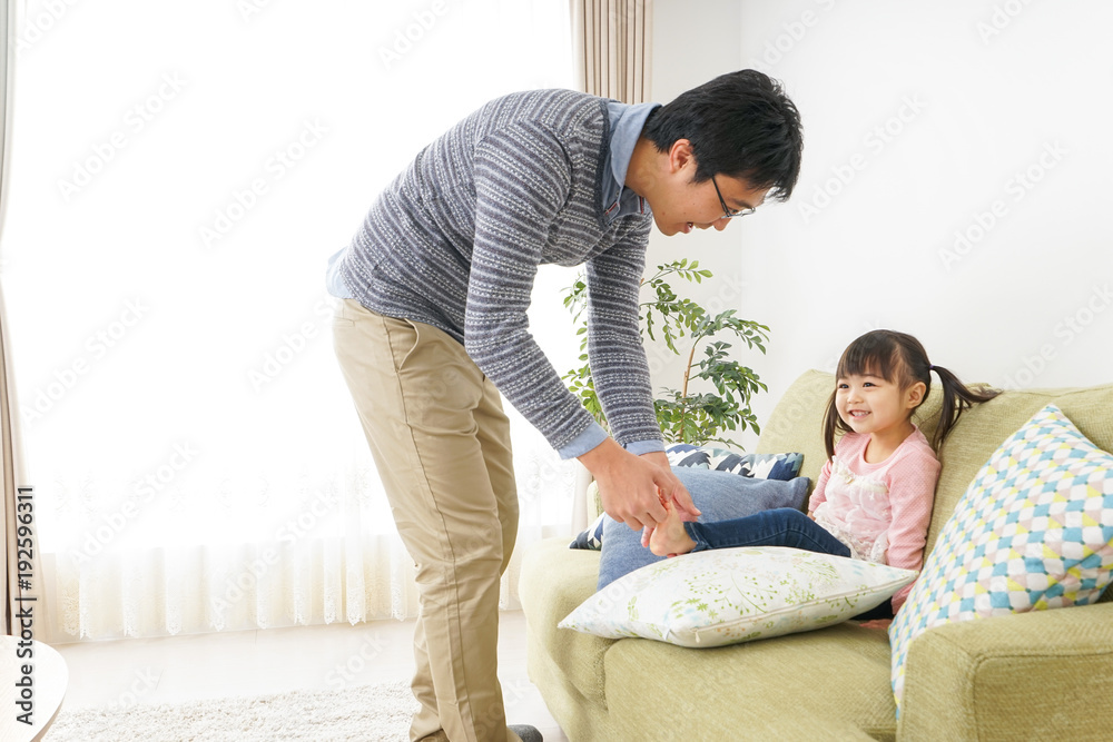 子育てをするイクメンパパ 子育てをするイクメンパパ