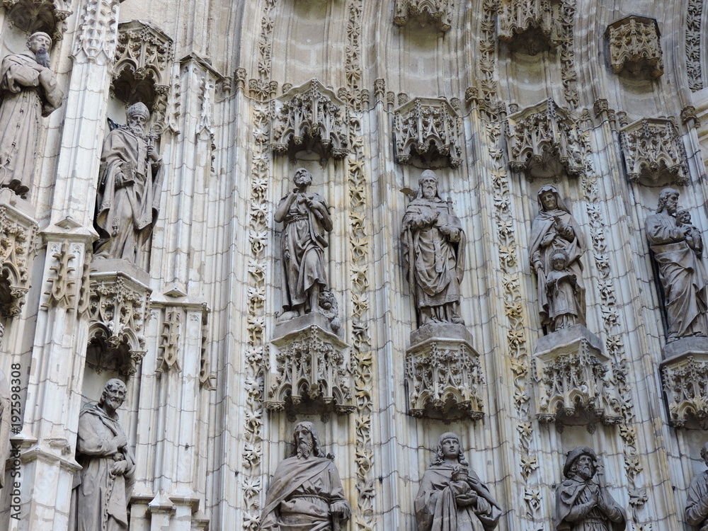 Impresionante ornamentación en la fachada de la catedral de Sevilla, España