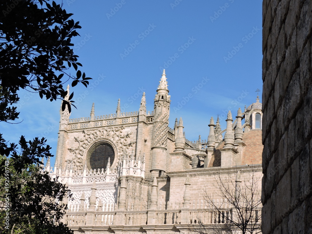 En las alturas de la fachada sur de la Catedral de Sevilla, España