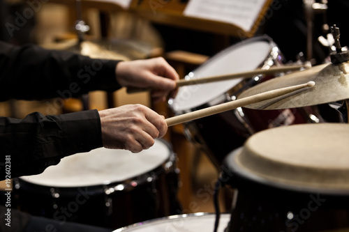 Canvas Print Hands of a man playing a drum set