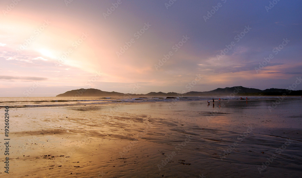 reflet du coucher de soleil sur le sable