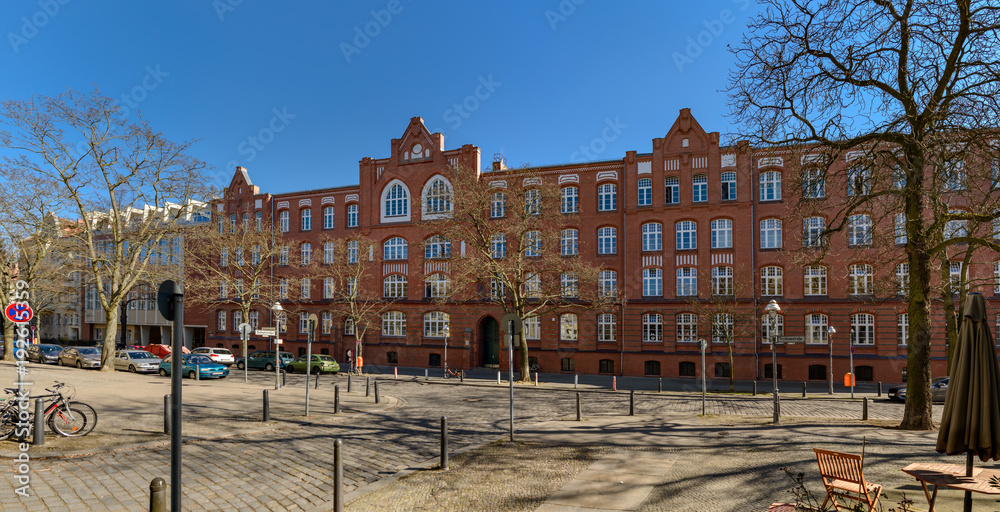 Imposante Straßenfront der Franz-Marc-Schule und Julius-Leber-Oberschule in Berlin-Tegel - Panorama aus vier Einzelbildern