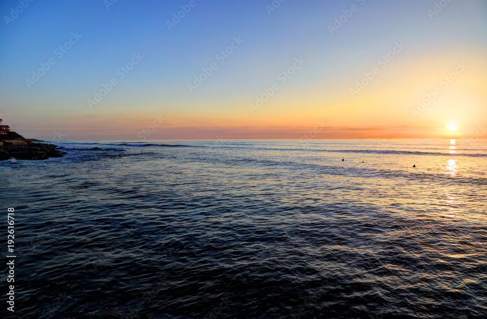 Obraz premium The sunset over the Ocean Beach Pier near San Diego, California.