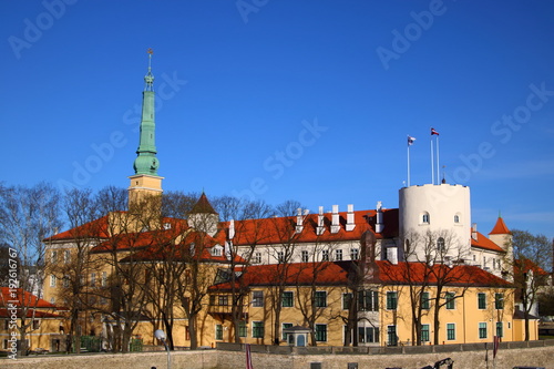 Widok na zamek w Rydze, stolicy Łotwy, słoneczny dzień, błękitne niebo