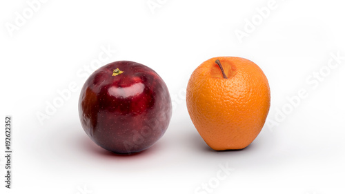 Foto An apple and an orange having switched resemblance isolated on a white backgroun