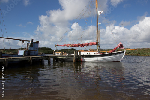 Altes Segelboot am Bootssteg photo