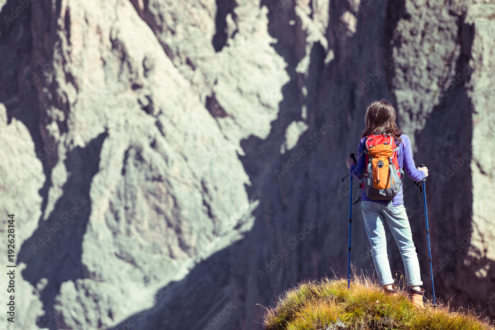 Naklejka premium tourist girl at the Dolomites