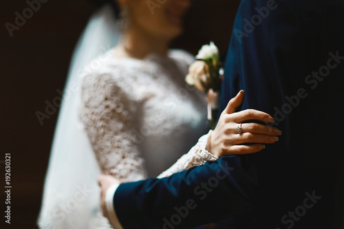 Fotografering bride and groom in a lace dress and a costume with a butterfly with a budoner wi