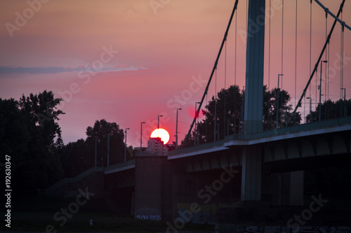 die Silhouette des Sonnenuntergangs