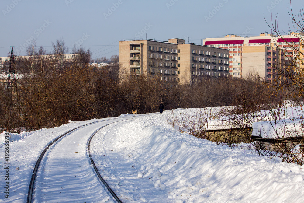 Obraz premium the railway passes through the city blocks