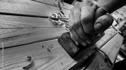 Piallare il legno a mano
