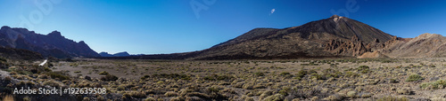 Kraterebene mit Felsformation Roques de Garc  a und Vulkan Teide auf der Insel Teneriffa als Panoramabild