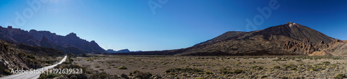 Kraterebene mit Felsformation Roques de García und Vulkan Teide samt Landstraße auf der Insel Teneriffa als Panoramafoto