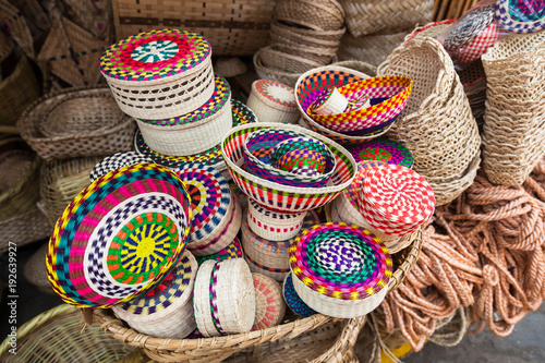 Vegetable fiber baskets, straw shawls, painted with various colors