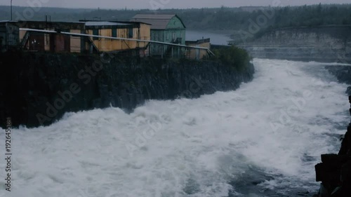 бурный поток воды