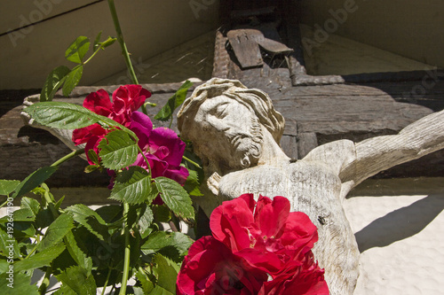 Holzkreuz mit Rosen photo