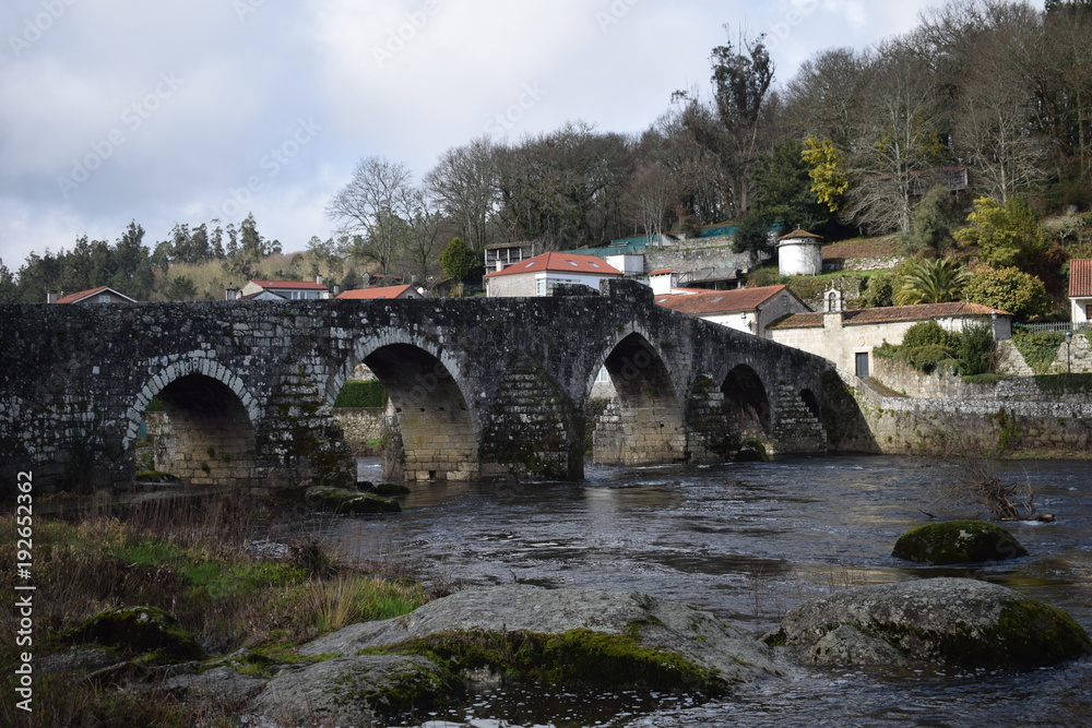 puente de piedra sobre rio